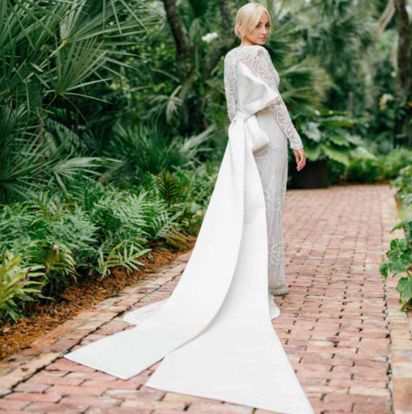 Gaun dengan lengan buntung dan pita besar